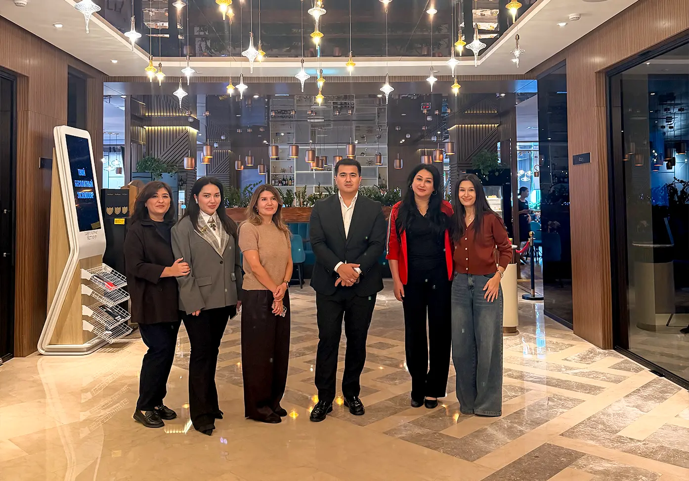 Biznes va tadbirkorlik oliy maktabi tinglovchilari "Crowne Plaza Tashkent" mehmonxonasi faoliyati bilan tanishdi